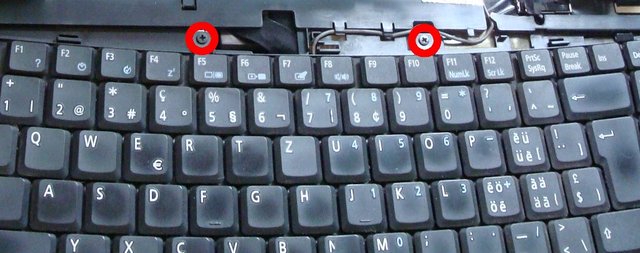 Remove the 2 screws fastening the keyboard