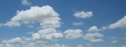 Blauer Himmel mit weissen Wolken