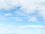 Blauer Himmel - Zartes himmelsblau mit weissen Wolken