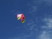 Blauer Himmel - Buntes Kite in Boracay